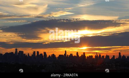 Bildnummer: 54248578 Datum: 22.07.2010 Copyright: imago/Xinhua (100723) -- NEW YORK, 23. Juli 2010 (Xinhua) -- die Skyline von Manhattan ist am 22. Juli 2010 in New York vor dem Sonnenuntergang silhouettiert. (Xinhua/Wu Kaixiang) U.S.-NEW YORK-SUNSET PUBLICATIONxNOTxINxCHN USA New York Sonnenuntergang kbdig xcb 2010 quer o0 abends, total, Silhouette Bildnummer 54248578 Datum 22 07 2010 Copyright Imago XINHUA New York 23. Juli 2010 XINHUA die Skyline von Manhattan IST Silhouetten gegen den Sonnenuntergang in New York 22. Juli 2010 XINHUA Wu Kaixiang U S New York Sunset PUBLICATIONxNOTxINxCHN USA New York Sunset Stockfoto