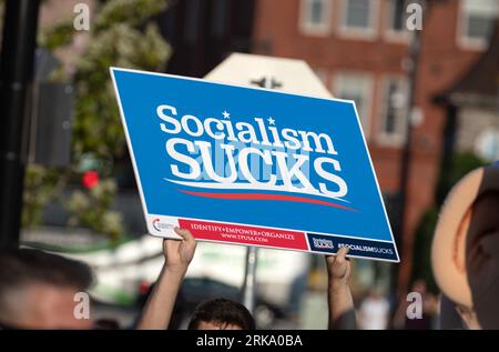 Milwaukee, Wisconsin, USA - 23. August 2023: Ein Demonstrant hält ein sozialistisches Schild am Eingang der ersten Debatte über den republikanischen Präsidenten 2024. Stockfoto
