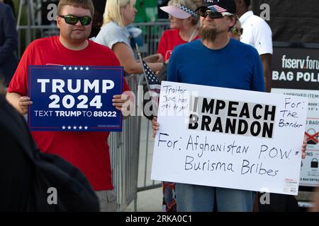 Milwaukee, Wisconsin, USA - 23. August 2023: Anhänger des ehemaligen Präsidenten Donald Trump halten Protestzeichen am Eingang der ersten Debatte über den republikanischen Präsidenten 2024. Stockfoto