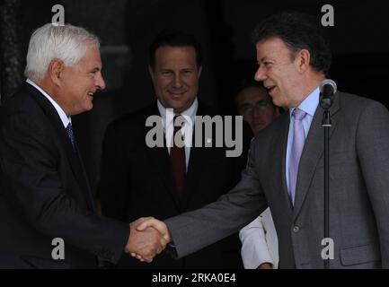 Bildnummer: 54249448 Datum: 23.07.2010 Copyright: imago/Xinhua (100724) -- PANAMA CITY, 24. Juli 2010 (Xinhua) -- der panamaische Präsident Ricardo Martinelli (L) schüttelt die Hand mit dem Besuch des kolumbianischen Präsidenten Juan Manuel Santos (R) in Panama City am 23. Juli 2010. (Xinhua/Monica Rueda) (nxl) PANAMA-KOLUMBIEN-MARTINELLI-SANTOS-MEETING PUBLICATIONxNOTxINxCHN Politik People kbdig xub 2010 quer Premiere xint Bildnummer 54249448 Datum 23 07 2010 Copyright Imago XINHUA Panama City 24. Juli 2010 XINHUA der panamaische Präsident Ricardo Martinelli l schüttelt die Hand mit dem kolumbianischen Präsidenten des gewählten J Stockfoto