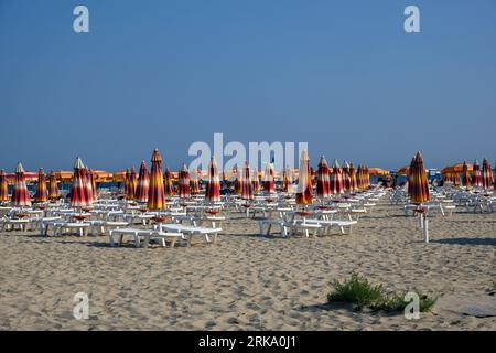 Bulgarischer Strand an der Schwarzmeerküste bei Albena an einem heißen Sommertag. Stockfoto