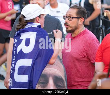 Milwaukee, Wisconsin, USA - 23. August 2023: Unterstützer des ehemaligen Präsidenten Donald Trump streiten sich bei der ersten Präsidentschaftsdebatte 2024 mit Gegenprotestierenden. Stockfoto