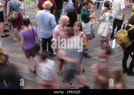 Bildnummer: 54250020  Datum: 23.07.2010  Copyright: imago/Xinhua (100724) -- NEW YORK, July 24, 2010 (Xinhua) -- walk on Pier 17 of the South Street Seaport in New York July 23, 2010. Situated on Lower Manhattan s waterfront with a breathtaking view, South Street Seaport is a must-see for anyone visiting New York City. It s also a great place for local young to have fun after work. (Xinhua/Liu Xin) (ybg) (8)US-NEW YORK-SOUTH STREET SEAPORT PUBLICATIONxNOTxINxCHN Reisen kbdig xub 2010 quer  o0  Hafen, Passanten, Dynamik, Wischeffekt, Hektik    Bildnummer 54250020 Date 23 07 2010 Copyright Imago Stock Photo