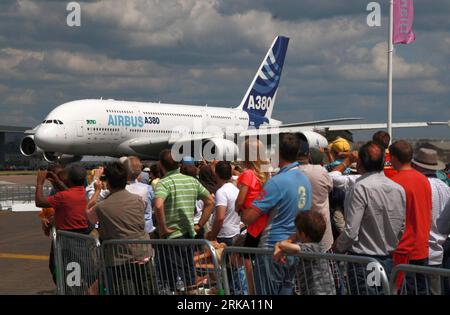 Bildnummer: 54250859 Datum: 24.07.2010 Copyright: imago/Xinhua (100725) -- FARNBOROUGH, 25. Juli 2010(Xinhua)--- Besucher beobachten den Start eines Airbus A380 während der Farnborough Air Show 2010 in Farnborough, einer Stadt in Südengland, am 24. Juli 2010. Es wird erwartet, dass etwa 160.000 Besucher die Flugschau besuchen, die an diesem Wochenende für die Öffentlichkeit geöffnet ist. (Xinhua/Qi Jia) (ypf) BRITAIN-FARNBOROUGH AIRSHOW-PUBLIC DAY PUBLICATIONxNOTxINxCHN Gesellschaft Verkehr Luftfahrt Messe Flugshow kbdig xcb 2010 quer o0 A 380, Airshow, Flugzeug, Passagiermaschine Bildnummer 54250859 Datum 24 07 2010 Copyright Imago XINH Stockfoto