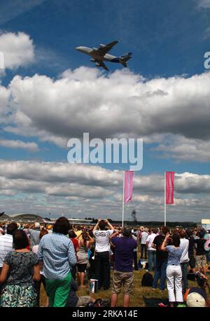 Bildnummer: 54250863  Datum: 24.07.2010  Copyright: imago/Xinhua (100725) -- FARNBOROUGH, July 25, 2010(Xinhua)-- Visitors watch the air show of Airbus A380 during Farnborough Air Show 2010 in Farnborough, a town in south England, July 24, 2010. About 160,000 are expected to visit the air show which is opened to the public during this weekend. (Xinhua/Qi Jia) (ypf) BRITAIN-FARNBOROUGH AIRSHOW-PUBLIC DAY PUBLICATIONxNOTxINxCHN Gesellschaft Verkehr Luftfahrt Messe Flugshow kbdig xcb 2010 hoch  o0 A 380, Airshow, Flugzeug, Passagiermaschine, Totale    Bildnummer 54250863 Date 24 07 2010 Copyright Stock Photo