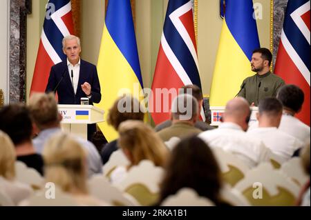 Kiew, Ukraine. August 2023. Der norwegische Premierminister Jonas Gahr Store (L) spricht während einer Pressekonferenz zum 32. Unabhängigkeitstag der Ukraine am Donnerstag, den 24. August 2023, in Kiew (Ukraine). Foto des ukrainischen Präsidenten Pressedienst / Credit: UPI/Alamy Live News Stockfoto