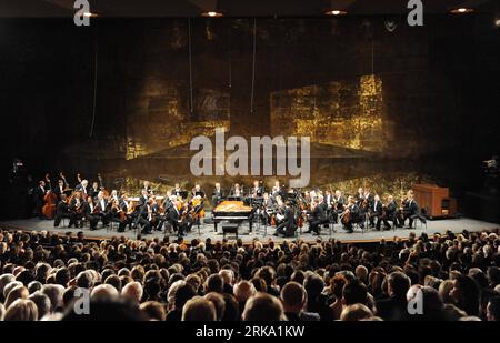 Bildnummer: 54254415 Datum: 26.07.2010 Copyright: imago/Xinhua die Wiener Philharmoniker sind startklar in Salzburg, Österreich, 26. Juli 2010. Die Salzburger Festspiele eröffneten am Sonntag mit der traditionellen Aufführung von Hofmannsthals Stück Jedermann auf der Treppe des Domplatzes in der österreichischen Stadt Salzburg, der Hauptstadt des österreichischen Westlandes Salzburg zum 90. Jahrestag. (Xinhua/Xu Liang) (cl) (3)DEUTSCHLAND-SALZBURG-FESTIVAL-OPENING PUBLICATIONxNOTxINxCHN Kultur Theater Salzburger Festspiele kbdig xmk 2010 quer Uraufführung xint o0 Wiener Philharmoniker Publikum totale Bildnummer Stockfoto