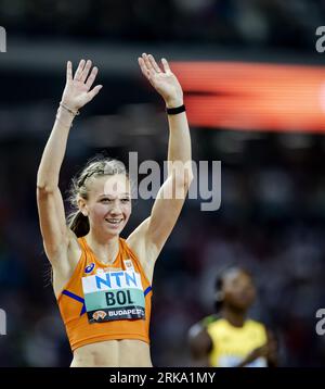 BUDAPEST - Femke Bol jubelt nach dem Sieg im Finale in den 400 Meter Hürden am sechsten Tag der Leichtathletik-Weltmeisterschaften zu. ANP ROBIN VAN LONKHUIJSEN Stockfoto