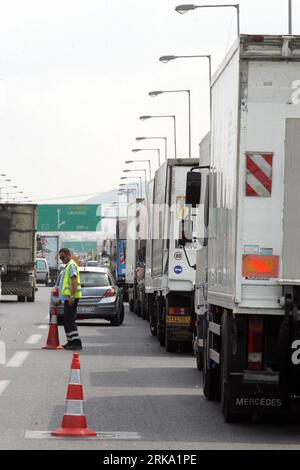 Bildnummer: 54254463  Datum: 26.07.2010  Copyright: imago/Xinhua  Trucks block the right lane on a highway near Athens, Greece, during a strike, July 26, 2010. Thousands of Greek truck drivers went on strike on Monday. (Xinhua/Marios Lolos) (cl) (5)GREECE-TRUCK DRIVERS-STRIKE PUBLICATIONxNOTxINxCHN Politik Gesellschaft Arbeitswelten Fernfahrer Verkehr Strasse LKW Streik Blockade kbdig xmk 2010 hoch    Bildnummer 54254463 Date 26 07 2010 Copyright Imago XINHUA Trucks Block The Right Lane ON a Highway Near Athens Greece during a Strike July 26 2010 thousands of Greek Truck Drivers Went ON Strike Stock Photo