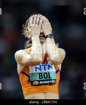 BUDAPEST - Femke Bol jubelt nach dem Sieg im Finale in den 400 Meter Hürden am sechsten Tag der Leichtathletik-Weltmeisterschaften zu. ANP ROBIN VAN LONKHUIJSEN Stockfoto