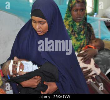 Bildnummer: 54257168 Datum: 27.07.2010 Copyright: imago/Xinhua (100727) -- MOGADISHU, 27. Juli 2010 (Xinhua) -- Mütter und ihre Kinder warten auf Ärzte im Mutterschafts- und Kinderkrankenhaus in Mogadishu, Somalia, 27. Juli 2010. Das vom Krieg zerrüttete Somalia wird von internationalen Gesundheitsorganisationen als eines der schlimmsten in der Welt betrachtet, was die Gesundheit von Müttern und Kindern betrifft. Die afrikanischen Staats- und Regierungschefs haben am Dienstag zugesagt, ihre Unterstützung und ihre Mittel zu erhöhen, um die hohe Mütter- und Kindersterblichkeitsrate in ihren jeweiligen Ländern auf dem gerade abgeschlossenen 15. Gipfel der Afrikanischen Union (AU) zu senken Stockfoto