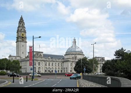 Cardiff, Wales - 24. Juni 2006: Das Rathaus ist ein Bürgerhaus im Cathays Park, Cardiff, Wales, das als Zentrum der lokalen Regierungsbehörde in Cardiff dient Stockfoto