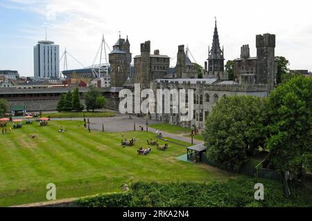 Cardiff, Wales - 24. Juni 2006: Herrenhaus und Uhrturm von Cardiff Castle, erbaut im 19. Jahrhundert von Marquess of Bute in den gotischen Revival s Stockfoto