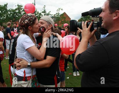 Bildnummer: 54260210  Datum: 26.07.2010  Copyright: imago/Xinhua (100729)-- London, July 29, 2010(Xinhua)-- A couple kiss each other during the Kiss Party at the Potters Fields Park near the famous Tower Bridge of London, Britain, on July 28, 2010. As the second stop of kiss tour after Paris, London Kiss Party attracted many young to enjoy the kisses and the revelry. Berlin and Madrid will be the next two stops of the kiss tour thereafter. (Xinhua/Qi Jia) (cl) (6)BRITAIN-LONDON-KISS TOUR PUBLICATIONxNOTxINxCHN Gesellschaft küssen Küsse premiumd xint kbdig xsk 2010 quer  o0 Desigual Kisstour Stock Photo