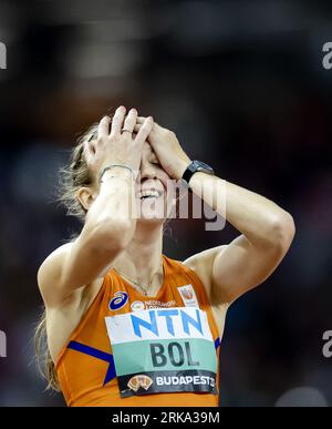 BUDAPEST - Femke Bol jubelt nach dem Sieg im Finale in den 400 Meter Hürden am sechsten Tag der Leichtathletik-Weltmeisterschaften zu. ANP ROBIN VAN LONKHUIJSEN Stockfoto