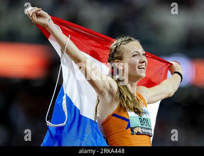 BUDAPEST - Femke Bol jubelt nach dem Sieg im Finale in den 400 Meter Hürden am sechsten Tag der Leichtathletik-Weltmeisterschaften zu. ANP ROBIN VAN LONKHUIJSEN Stockfoto