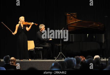 Bildnummer: 54266972  Datum: 31.07.2010  Copyright: imago/Xinhua (100801) -- VIENNA, Aug. 1, 2010 (Xinhua) --Violinist Lidia Baich and pianist Matthias Fletzberger perform during a concert marking the 240th anniversary of Ludwig van Beethoven s birth in Krems, Austria, July 31, 2010. The Beethoven Center Vienna held the concert as the epilogue of a series of commemorative activities named the Beethoven Festival 2010 . (Xinhua/Xu Liang) (lyi) (1)AUSTRIA-BEETHOVEN-240TH ANNIVERSARY-CONCERT PUBLICATIONxNOTxINxCHN People Kultur Musik Aktion kbdig xmk 2010 quer    Bildnummer 54266972 Date 31 07 201 Stock Photo