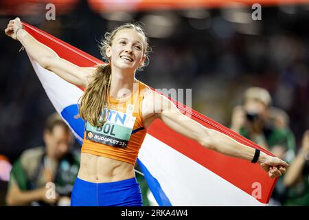 BUDAPEST - Femke Bol jubelt nach dem Sieg im Finale in den 400 Meter Hürden am sechsten Tag der Leichtathletik-Weltmeisterschaften zu. ANP ROBIN VAN LONKHUIJSEN Stockfoto