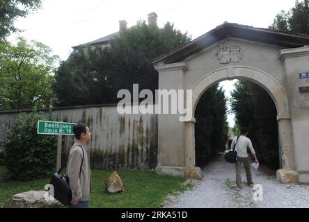 Bildnummer: 54269646  Datum: 31.07.2010  Copyright: imago/Xinhua (100801) -- VIENNA, Aug. 1, 2010 (Xinhua) -- Two journalists walk into the yard of the Beethovenhaus (Beethoven House) where Ludwig van Beethoven lived at Gneixendorf, near Krems of Austria, July 31, 2010. The Beethovenhaus where the Music Saint spent his last autumn in 1826 locats at the village of Gneixendorf. The owners of the house are Maria Gettinger and her husband at present. Since their forefathers bought the house in 1860, the Gettinger family has tried to keep the decoration of the house as when Beethoven lived here. (X Stock Photo