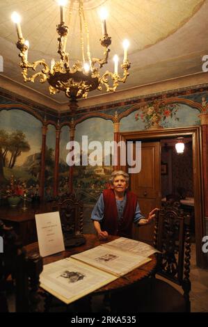 Bildnummer: 54269645  Datum: 31.07.2010  Copyright: imago/Xinhua (100801) -- VIENNA, Aug. 1, 2010 (Xinhua) -- Maria Gettinger poses in the room where Ludwig van Beethoven lived at the Beethovenhaus (Beethoven House) at Gneixendorf, near Krems of Austria, July 31, 2010. The Beethovenhaus where the Music Saint spent his last autumn in 1826 locats at the village of Gneixendorf. The owners of the house are Maria Gettinger and her husband at present. Since their forefathers bought the house in 1860, the Gettinger family has tried to keep the decoration of the house as when Beethoven lived here. (Xi Stock Photo