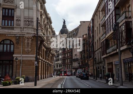 Bilbao, Spanien - 03. August 2022: Blick auf die Altstadt von Bilbao vom Hauptquartier der Arriaga Stockfoto