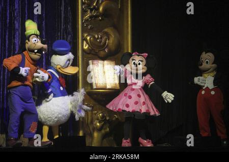 Bildnummer: 54272154 Datum: 03.08.2010 Copyright: imago/Xinhua (100803) -- NANTONG, 3. Aug. 2010 (Xinhua) -- Mickey Mouse und andere Rollen nehmen an Disneys Bühnenshow in Nantong, ostchinesische Provinz Jiangsu, 3. Aug. 2010 Teil. Drei Disney-Bühnenshows, Snow White, Cinderella und Beauty and Beast, wurden am Dienstag in Nantong auf die Bühne gestellt. (Xinhua/Jiang JIANHUA) (zhs) CHINA-JIANGSU-DISNEY-STAGE SHOWS (CN) PUBLICATIONxNOTxINxCHN Reisen Entertainment Show kbdig xsk 2010 quer o0 Goofy Donald Duck Minnie Kostüm Bildnummer 54272154 Datum 03 08 2010 Copyright Imago XINHUA Nantong August 3 2010 XINHUA Mick Stockfoto