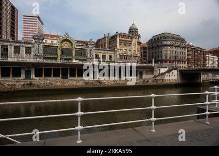 Bilbao, Spanien - 03. August 2022: Skyline der Stadt mit Blick auf die Bänke und den Bahnhof Bilbao Concordia, auch bekannt als Bahnhof Bilbao Santander und Stockfoto