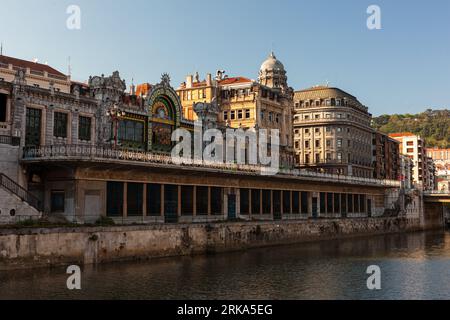 Bilbao, Spanien - 02. August 2022: Blick auf den Bahnhof La Concordia neben dem Fluss Nervion und Stockfoto
