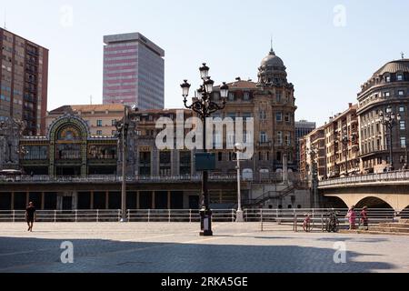 Bilbao, Spanien - 02. August 2022: Blick auf die Arenal-Brücke am Fluss Nervion und den Bahnhof La Concordia Stockfoto