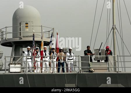 Bildnummer: 54274960 Datum: 04.08.2010 Copyright: imago/Xinhua (100804) -- MANILA, 4. August 2010 (Xinhua) -- Besatzungsmitglieder der USS Blue Ridge, Kommandoschiff der Siebten Flotte der Vereinigten Staaten, stehen auf dem Deck bei Ankunft am Pier 13 des Südhafens in Manila, Philippinen, 4. August 2010. Auf Einladung der philippinischen Marine kam die USS Blue Ridge am Mittwochmorgen in Manila an und begann einen viertägigen Kulanzbesuch im Land. (Xinhua/Jon Fabrigar)(zl) PHILIPPINEN-MANILA-USS BLUE RIDGE PUBLICATIONxNOTxINxCHN Gesellschaft Marine US Army Navy Flotte Schiff Militär Militärs Stockfoto