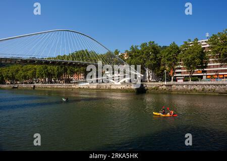 Bilbao, Spanien - 02. August 2022: Der Zubizuri-Basken für die weiße Brücke, auch Campo Volantin-Brücke oder Puente del Campo Volantin genannt, ist unentschieden Stockfoto