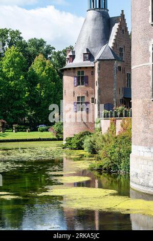 Sint Martens Leerne, Ostflandern, Belgien - das Schloss Ooidonk, umgeben von Wasser im Park Conen Stockfoto