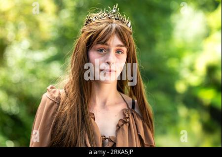 Deinze, Flandern, Belgien, 12. August 2023 - Junge weiße Dame in Fantasy-Kostümen mit Naturhintergrund Stockfoto