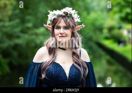 Deinze, Flandern, Belgien, 12. August 2023 - Junge weiße Dame in Fantasy-Kostümen mit Naturhintergrund Stockfoto