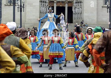 Bildnummer: 54275001  Datum: 03.08.2010  Copyright: imago/Xinhua  Actors from a tribe of Porto Alegre in southern Brazil perform in Sao Paulo, Brazil, Aug. 3, 2010. The 5th cultural festival focusing on folk custom started on Tuesday. The performace will be held in 11 states of Brazil. (Xinhua/Agencia Estado)(zl) BRAZIL-SAO PAULO-PIRACY PUBLICATIONxNOTxINxCHN Gesellschaft Tradition Folklore Land Leute kbdig xng 2010 quer    Bildnummer 54275001 Date 03 08 2010 Copyright Imago XINHUA Actors from a Tribe of Porto Alegre in Southern Brazil perform in Sao Paulo Brazil Aug 3 2010 The 5th Cultural Fe Stock Photo