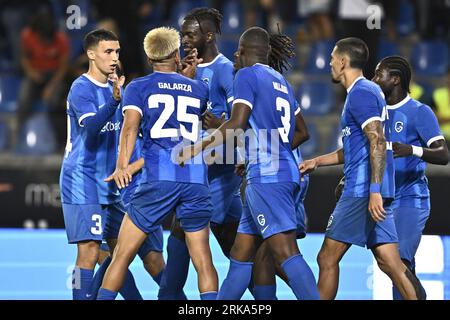 Brüssel, Belgien. August 2023. Genks Tolu Toluwalase Arokodare feiert am Donnerstag, den 24. August 2023, in Genk, der ersten Runde der Play-offs für den UEFA Conference League-Wettbewerb, ein Fußballspiel zwischen dem belgischen KRC Genk und der türkischen Adana Demirspor. BELGA PHOTO JOHAN EYCKENS Credit: Belga News Agency/Alamy Live News Stockfoto