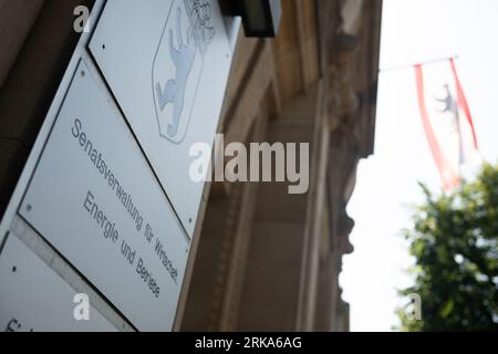 Berlin, Deutschland. August 2023. Ein Schild weist auf das „Senatsministerium für Wirtschaft, Energie und Betrieb“ hin. Quelle: Sebastian Gollnow/dpa/Alamy Live News Stockfoto