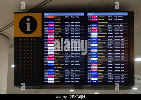 Ein Ankunftsterminal im Terminal 3 des Flughafens London Heathrow mit Informationen über die Ankunft der Flüge. Stockfoto
