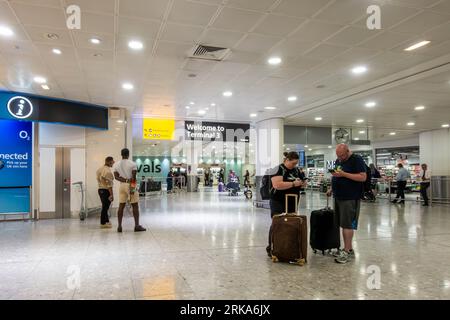 Passagiere, die am Terminal 3 des Flughafens London Heathrow ankommen, gelangen in die Ankunftshalle Stockfoto