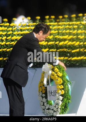 Bildnummer: 54278538 Datum: 06.08.2010 Copyright: imago/Xinhua (100806) -- HIROSHIMA, 6. August 2010 (Xinhua) -- der japanische Premierminister Naoto Kan bietet einen Blumenkranz während der Zeremonie zum 65. Jahrestag der Atombombe im Hiroshima Peace Park, Japan, 6. August 2010. Das japanische Hiroshima feierte am Freitag den 65. Jahrestag der Atombombe und forderte eine Welt ohne Atomwaffen. (Xinhua/Ji Chunpeng) (zcq) JAPAN-HIROSHIMA-JUBILÄUM PUBLICATIONxNOTxINxCHN People Politik Uraufführung xint kbdig xkg 2010 hoch o0 Kranzniederlegung Bildnummer 54278538 Datum 06 08 2010 Copyright Imago XI Stockfoto