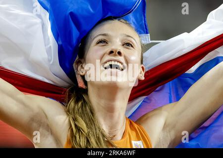 BUDAPEST - Femke Bol jubelt nach dem Sieg im Finale in den 400 Meter Hürden am sechsten Tag der Leichtathletik-Weltmeisterschaften zu. ANP ROBIN VAN LONKHUIJSEN Stockfoto