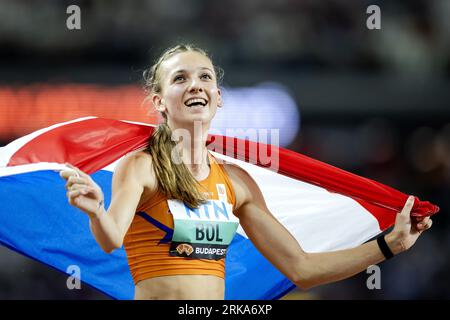 BUDAPEST - Femke Bol jubelt nach dem Sieg im Finale in den 400 Meter Hürden am sechsten Tag der Leichtathletik-Weltmeisterschaften zu. ANP ROBIN VAN LONKHUIJSEN Stockfoto