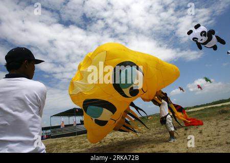 Bildnummer: 54279160 Datum: 06.08.2010 Copyright: imago/Xinhua (100806) -- BALI, 6. August 2010 (Xinhua) -- Teilnehmer nehmen an einem Drachenfliegwettbewerb während des jährlichen Sanur Village Festivals in Bali, Indonesien, 5. August 2010 Teil. Das Sanur Village Festival dauert bis zum 8. August mit traditionellen Kultur- und Kunstvorführungen, Ausstellungen, Wettbewerben im Wasser sowie Seminaren. Teilnehmer aus 15 Ländern kamen hierher, um an Wettbewerben teilzunehmen. (Xinhua/Anta Kesuma) (ZX) INDONESIDA-BALI-SANUR VILLAGE FESTIVAL-KITE PUBLICATIONxNOTxINxCHN Gesellschaft Drachen Drachensteigen steigen Stockfoto