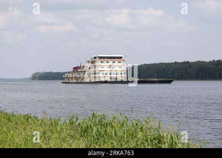 Das US Army Corps of Engineers M/V Mississippi, das größte Schleppboot auf dem Mississippi River, fährt in südlicher Richtung in der Nähe von Burlington, Iowa. Stockfoto