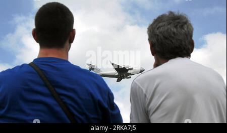 Bildnummer: 54282690 Datum: 07.08.2010 Copyright: imago/Xinhua (100808) -- KECSKEMET, 8. August 2010 (Xinhua) -- Ein Boeing C17 Transportflugzeug fliegt am Eröffnungstag der 11. Internationalen Luft- und Militärshow in KECSKEMET, Ungarn, am 7. August 2010. Die zweitägige Veranstaltung, die vom ungarischen Verteidigungsministerium organisiert wird, ist eine der größten europäischen Flugshows mit 22 Ländern, die an Programmen wie Flugshows und Flugzeuganzeigen teilnehmen. (Xinhua/Dani Dorko)(zl) HUNGARY-KECSKEMET-AIR -MILITARY-SHOW PUBLICATIONxNOTxINxCHN Gesellschaft kbdig xkg 2010 quer o0 Flugshow Flugzeug C Stockfoto