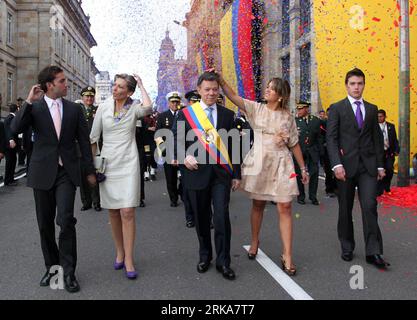 Bildnummer: 54282746  Datum: 07.08.2010  Copyright: imago/Xinhua (100808) -- BOGOTA, Aug. 8, 2010 (Xinhua) -- Newly sworn-in Colombia s President Juan Manuel Santos walks with his wife Maria Clemencia Rodriguez (2nd L), his son Martin (1st L) and his daughter Maria Antonia on the inauguration day in Bogota, Colombia, Aug. 7, 2010. Colombia s new president Juan Manuel Santos was sworn in Saturday afternoon, taking over the power from Alvaro Uribe at a ceremony held at the Bolivar Square of the capital city Bogota. (Xinhua) COLOMBIA-SANTOS-INAUGURATION PUBLICATIONxNOTxINxCHN People Politik premi Stock Photo