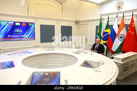 Moskau, Russland. August 2023. Der russische Präsident Wladimir Putin nimmt am letzten Tag des 15. BRICS-Gipfels per Video-Link vom Kreml am 24. August 2023 in Moskau, Russland, Teil. Kredit: Michail Klimentjew/Kreml Pool/Alamy Live News Stockfoto