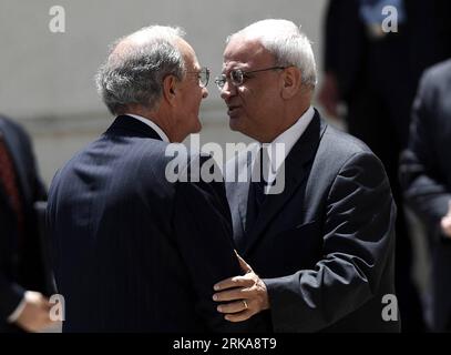 100810-- RAMALLAH, 10. August 2010 Xinhua -- der US-Sondergesandte für den Nahen Osten, George Mitchell L, wird von palästinensischem Chefunterhändler Saeb Erekat begrüßt, als er am 10. August 2010 in der Westjordanland-Stadt Ramallah zu Gesprächen mit palästinensischen Beamten eintraf. Xinhua MIDEAST-RAMALLAH-U.S.-ENVOY-VISIT PUBLICATIONxNOTxINxCHN Stockfoto