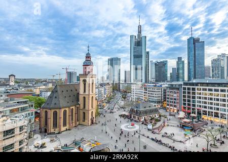 Frankfurt Deutschland - 3. April 2014: Blick auf die Skyline mit der Hauptwache in Frankfurt, Deutschland. Die Hauptwache ist ein zentraler Punkt und einer der berühmtesten Stockfoto