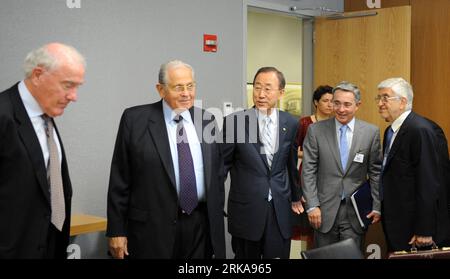 Bildnummer: 54288746  Datum: 10.08.2010  Copyright: imago/Xinhua (100810) -- NEW YORK, Aug. 10, 2010 (Xinhua) -- The Panel of Inquiry on the Flotilla Incident, headed by former prime minister of New Zealand Geoffrey Palmer (1st L), and vice-chaired by outgoing President of Colombia Alvaro Uribe Velez(2nd R), the Israeli member Joseph Ciechanover (2nd L) and Turkish member Ozdem Sanberk (1st R), meet with UN Secretary General Ban Ki-moon (C) at the UN headquarters in New York, the United States, Aug. 10, 2010. UN Secretary-General Ban Ki-moon on Tuesday met with the four members of the panel of Stock Photo